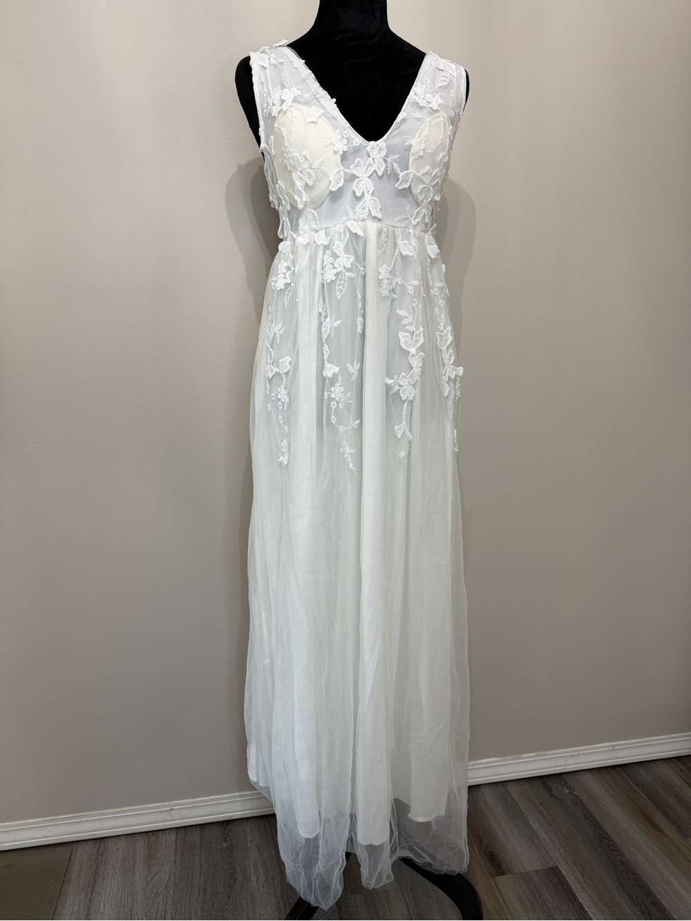 White Lace Applique Tulle Maxi Dress V-Neck Sleeveless Floral Bridal Gown - Picture 3 of 10